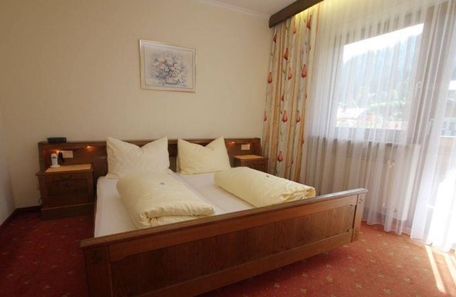 Double room with bath/shower, toilet - Hotel-Pension Gschwentner