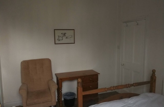 Habitación doble con baño privado con ducha separada.