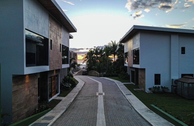 Double the space, double the fun ! 2 Brand New Luxury Villas, 10 Bedrooms/Baths