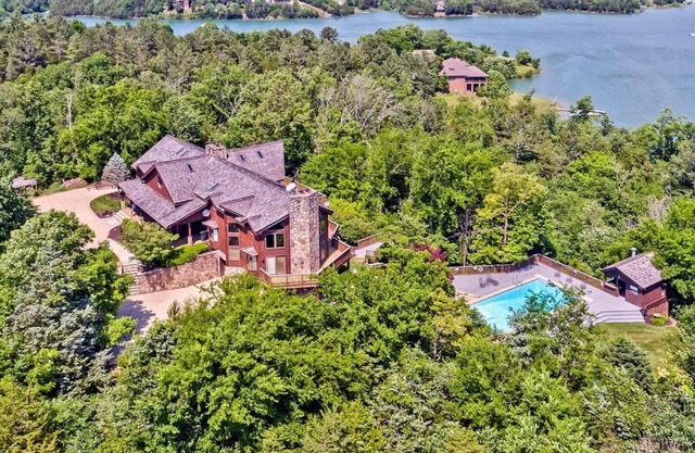 Douglas Lake Lodge en las Montañas Humeantes