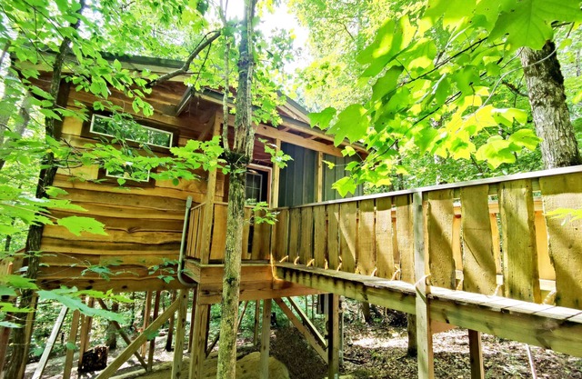 ¡Rebanada de cielo aislada en las copas de los árboles! Parejas Treehouse 🌳Tina caliente + chimenea
