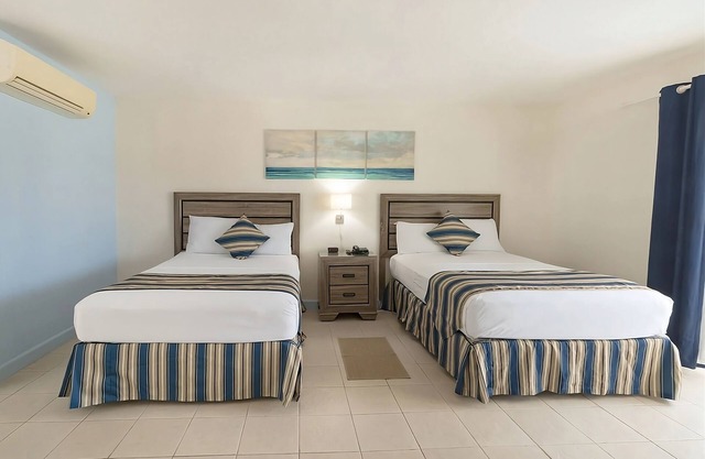 Dover Beach and Turtle Beach Tour! 4 Kid-friendly Units w/ Balcony! FREE Parking