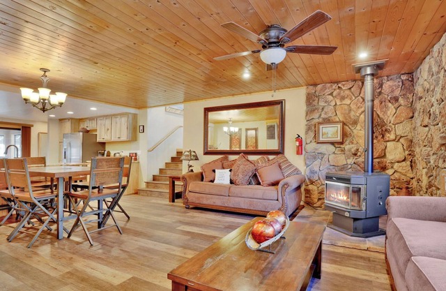 Downey Family Retreat- Relaxing Chalet- Games