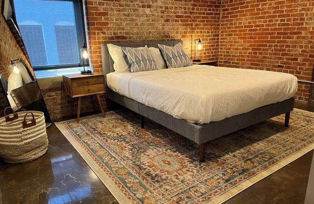 Luxury 2 bedroom apt with exposed brick downtown