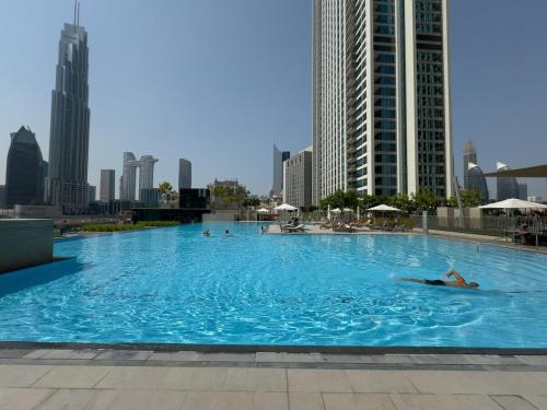 Downtown 4BDR Apartment Opposite Dubai Mall, Burj Khalifa Views