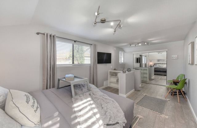 Downtown ALHAMBRA HOUSE Camine hasta ALL J Street y Midtown Back Yard Grill Parking