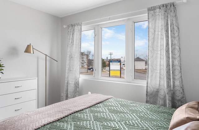 Downtown Apt w/ Free parking and AC