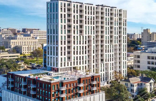 Downtown Austin: Luxe 2-Bed Condo with Rooftop Pool & F1 Thrills!