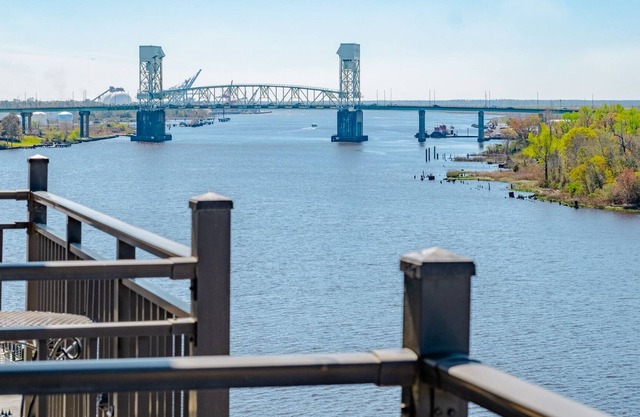 Downtown - Balcony overlooks river - Free parking