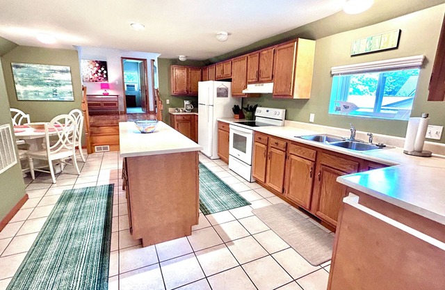 Downtown Charlevoix: Upper-Fantastic Location! 2 Night Min