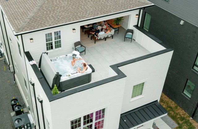 Downtown Deco| 2mi to Broadway| Grill & HotTub -A