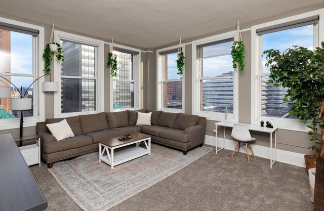 Downtown Dream 2br w/ City Views 2 blocks to Court