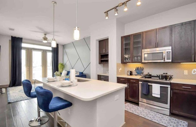 Downtown Elegance:Upscale Houston Retreat King Bed