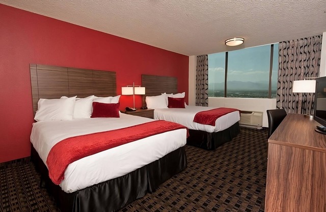 Downtown Escape! 4 Great Units, Casino, FREE Parking, Nightly Entertainment!