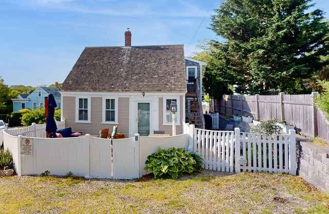 Downtown home with parking, enclosed patio/yard - equidistant to everything