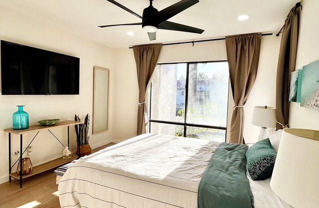 Downtown Huntington Beach! LOCATION! CLOSE TO THE BEACH!!!