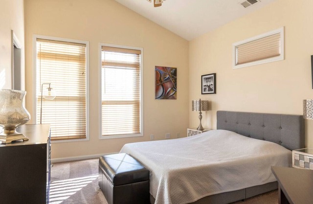 Downtown~King Bed~Parking~Balcony~Restaurants~Bars