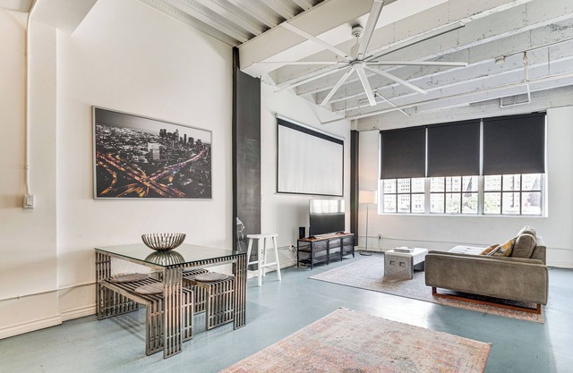 Downtown Los Angeles Condo w/ Rooftop Pool Access