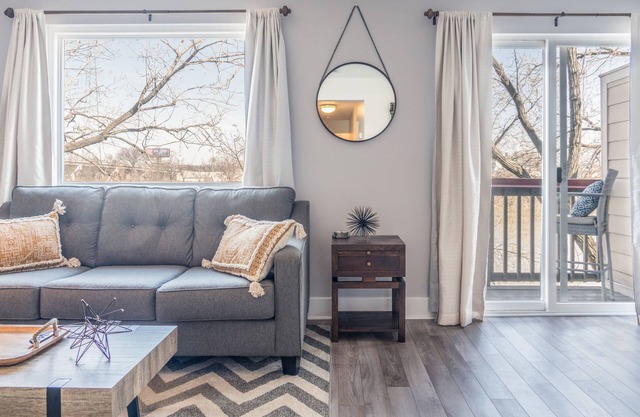 Downtown Nashville Riverfront & Germantown Retreat. Come & relax riverside.