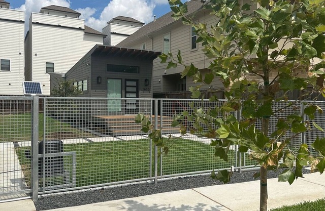 Downtown Newbuild. Quiet Neighborhood Close To Everything!