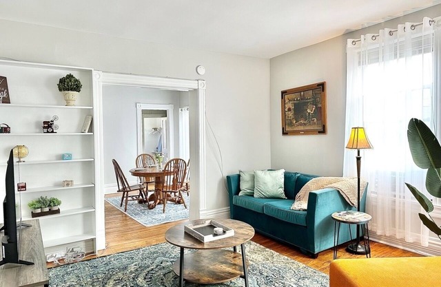 Downtown Oak Park/Fast WIFI/Free Parking/ Victorian Home/Sleeps 6