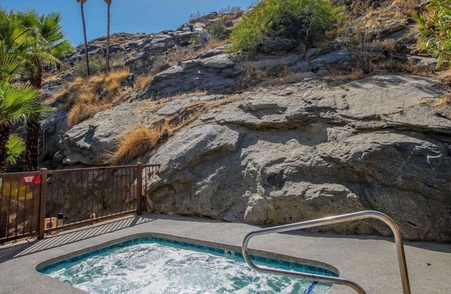 Downtown Palm Springs Resort - Christmas Week Available!! Sleeps 4