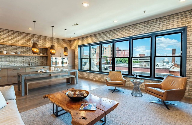 Downtown Penthouse✨ City Views + Pet-Friendly + Inc. Biltmore Pass