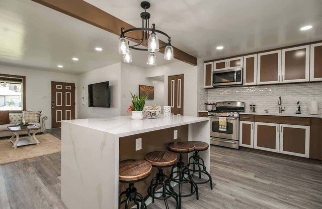 Downtown Phoenix Retreat | Jacuzzi | Games & More!