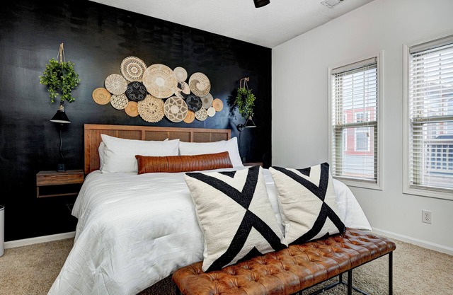 Downtown retreat 5mins to Bottleworks and Mass Ave w/ Garage