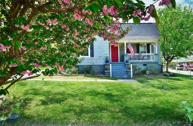 ✨Downtown Retreat 🏡 Minutes from Main Street, with Fenced in Backyard ✨