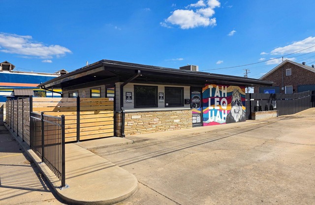 ¡Quédese en el corazón del centro de Tahlequah - Bungalow moderno cerca de todo!