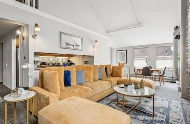 Downtown Vintage Group Lofts - Sleep 25