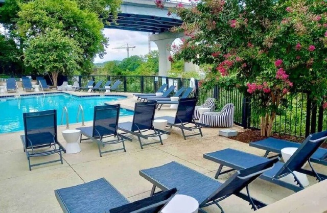 Downtown w/pool, gym, laundry, free parking, river view, fireplace, sleeps 4!
