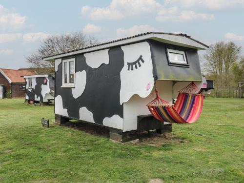 Dozy Dotty Cow Shed 4