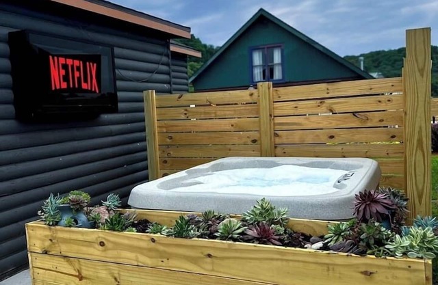 Riverview Cabin + Hot Tub w/ TV+ Pickleball Court
