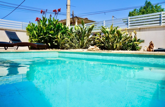 ***** Fantástica villa con piscina junto al mar en una playa de arena