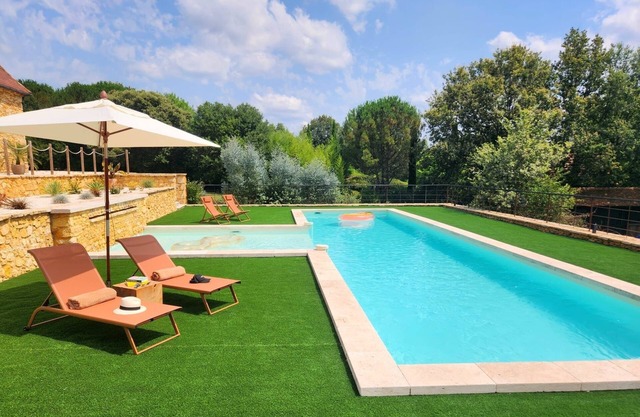 Dreamy 2BD Dordogne hideaway. Heated pool and views. 4 star classified.