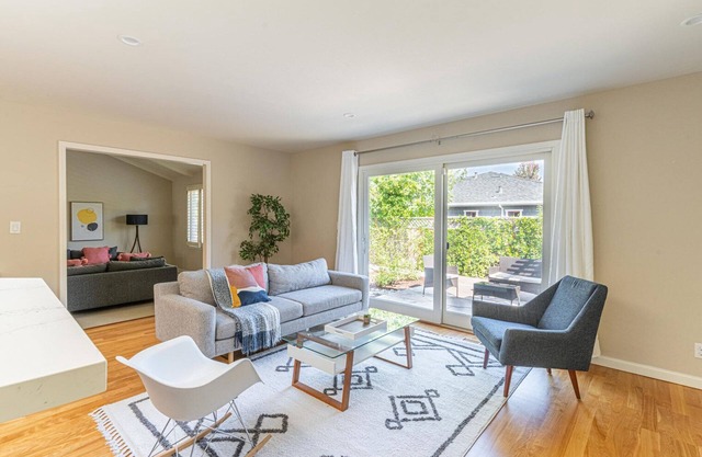 Dreamy Mountain View 4BR w/ Backyard & Vaulted Ceilings, by Blueground
