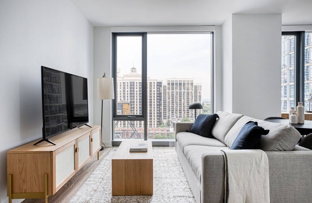 Dreamy South Loop Studio w/ Pool, Gym, Roof Deck, near L, by Blueground (#CHI430)