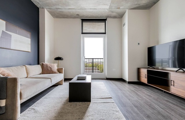 Dreamy West Loop 1BR w/ Rooftop & Dog Wash, nr L, by Blueground
