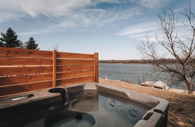 Riverview Cabin + Hot Tub w/ TV+ Pickleball Court