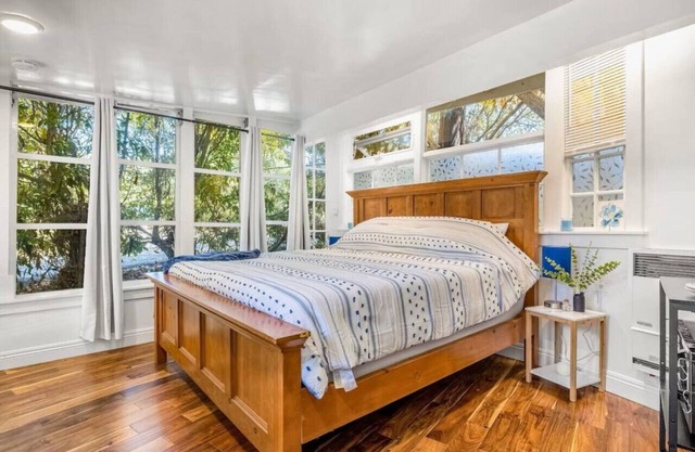Driftwood Club - Jennifer's Room (dog friendly)