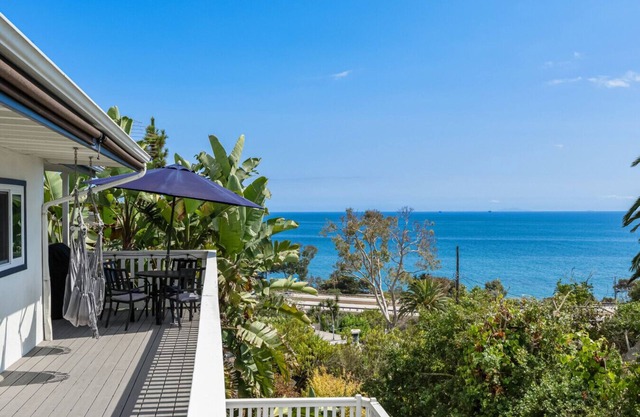 Driftwood Club - Lillie's Oceanview Retreat (Pet Friendly)