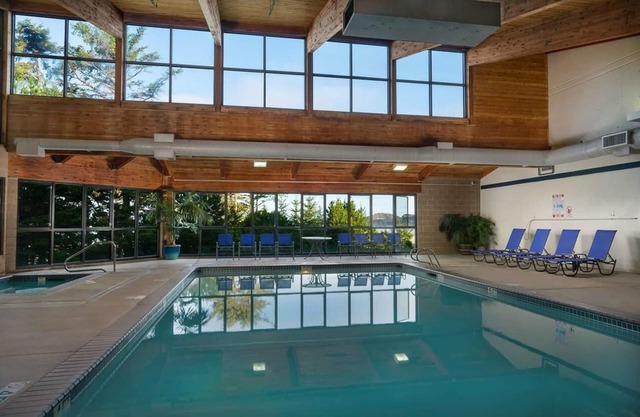Drive Away from Oregon Coast Aquarium | Beachfront Access & Pet-Friendly
