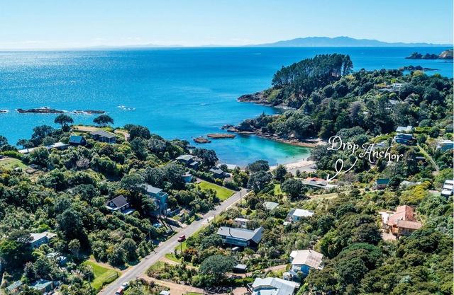 Experimente este fabuloso y original estilo Kiwi Waiheke Cottage en Enclosure Bay.