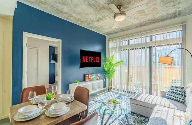 DT Apt Near Airport Pool Gym Free Parking W/D