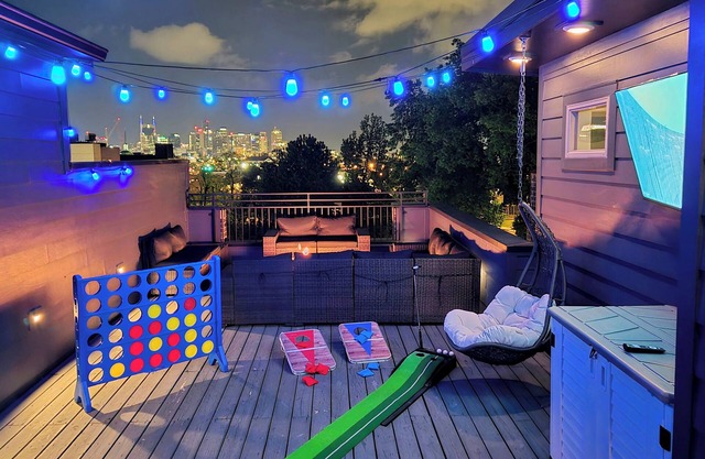 ★ Dual Townhome, 8-bedrooms, Skyline Views, 1 mile to Titans Stadium ★