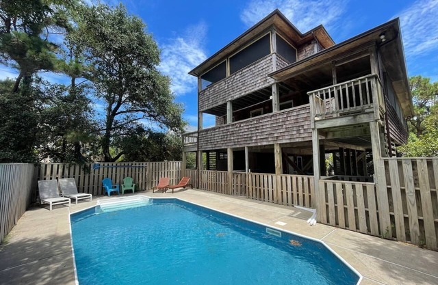Duck Cottage w/ pool , big porches and 5 min walk to beach