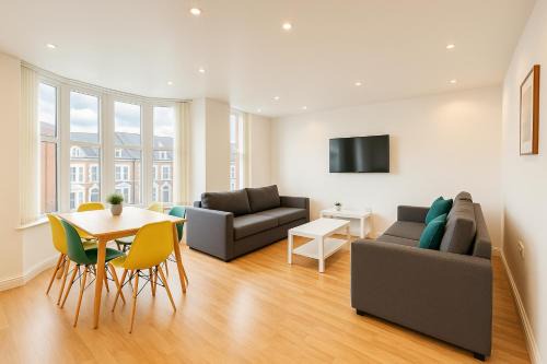 Duplex Apartment For Up to 13 Near City Centre