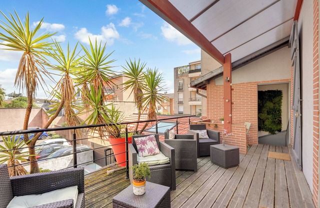 Duplex apartment in the heart of Les Minimes, close to the Canal du Midi and the metro.